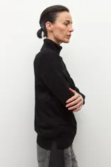 Polera de manga larga color marrón chocolate, con cuello alto tipo tortuga.