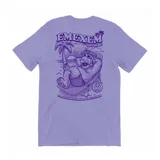 Remera lila de algodón con estampa en la espalda de Alf en una reposera en la playa con el texto "Emexem Spa & Resort" y "El aire acondicionado no funciona".