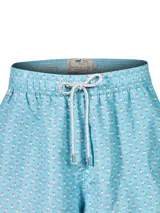 Short de baño celeste con estampado de caballitos de mar rosados. Tiene cintura elástica con cordón ajustable, bolsillos laterales y traseros.