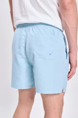 Short de baño celeste con cordón ajustable en la cintura.