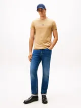 Remera color arena de algodón, con cuello redondo y logo de Tommy Hilfiger bordado en el pecho.