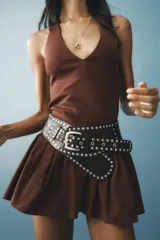 Vestido corto marrón con cuello halter con lazada y escote pico.