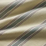 Camisa de manga corta color crema con rayas verticales azules y rojas, cuello clásico y bolsillo en el pecho.