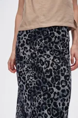 Falda midi de corte recto con estampado animal print en tonos grises y negros.