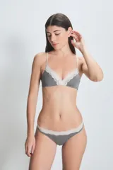Conjunto de ropa interior gris con detalles de encaje blanco, compuesto por un corpiño triangular sin aro y una tanga.