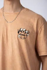 Remera gris con efecto acid wash, corte holgado y estampa frontal con una mano sosteniendo el mundo VCP.