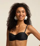 Top de bikini negro con breteles finos ajustables y detalle de costura en el borde superior.
