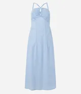 Vestido midi celeste confeccionado en jeans, con tirantes finos, escote en V, lazo en la espalda y detalle cutout.