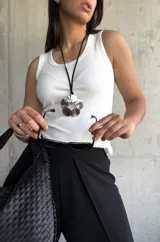 Musculosa blanca de lycra con cuello redondo y sisas amplias.