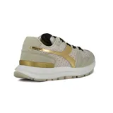 Championes Diadora Kmaro 42 Metal Wax Wn, color gris con detalles en dorado.