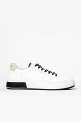 Zapatillas urbanas blancas de cuero con cordones negros, suela blanca y detalle negro en el talón.