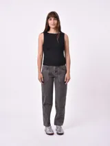 Musculosa negra de corte ajustado con cuello bote.