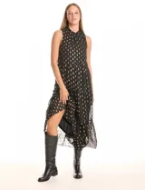 Vestido maxi negro de gasa lurex con estampado dorado, cuello alto, sin mangas y cintura elastizada. Presenta una abertura central en la espalda con botón y forro interno a tono.