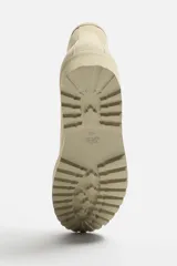 Bota de hombre color beige de cuero serraje con cordones, puntera redonda y suela track.