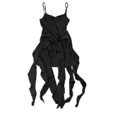 Minivestido negro con breteles finos, escote en V y corte asimétrico con volados y lazos.