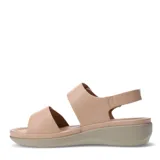Sandalias de mujer Lady Confort Vence color beige, con dos tiras con perforaciones y plataforma baja.