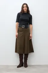 Falda midi de corte A, color verde oliva, con textura que simula gamuza.