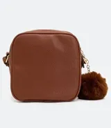 Bolso bandolera pequeño de cuero sintético negro con doble compartimento con cierre de cremallera dorada, asa corta y correa larga ajustable. Incluye pompón decorativo.