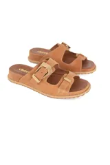 Sandalias Cherie de cuero gamuzado color caramelo, con dos tiras anchas ajustables con hebillas metálicas doradas.