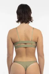 Bombacha de bikini color verde oliva, corte less, forrada y con tiras regulables en los costados.