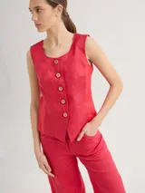 Chaleco rojo de lino con botones de madera y corte entallado.