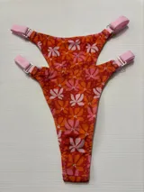 Colaless de lycra con estampado floral en tonos rosa y naranja, y breteles regulables.