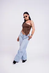 Top color borgoña con escote halter asimétrico y tiras finas que se atan al cuello.