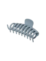 Pinza para el pelo de plástico color celeste con forma de espiral.