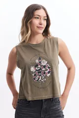 Musculosa verde militar con estampado de serpiente y rosas, corte holgado y sisas amplias.