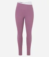 Calza deportiva color lila con cintura alta en V bicolor, confeccionada en microfibra ligera.