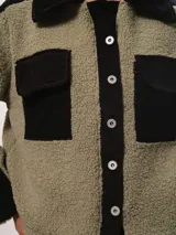 Camisaco color beige con detalles en color borgoña, con cuello camisero, cierre con botones a presión y bolsillos de parche en el pecho.