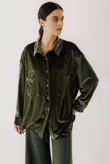 Camisa beige de terciopelo con cuello clásico, cierre frontal con botones, dos bolsillos de parche en el pecho y mangas largas con puños abotonados.