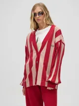Cardigan rojo y beige a rayas verticales, de corte holgado y caída suelta. Tiene botones metalizados, logo bordado en el frente y puños acanalados.