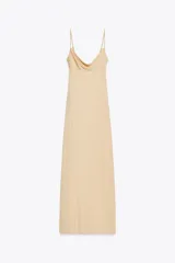 Vestido largo color beige de tejido de punto, con escote drapeado y tirantes finos ajustables. Espalda descubierta con escote drapeado y tira con gancho metálico.