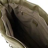 Bolso tipo shopper color verde con diseño acolchado y costuras geométricas. Tiene doble asa de hombro con detalle de cadena plateada y cierre superior.