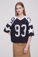 Remera roja con mangas blancas 3/4, cuello en V y estampado con el número 93.