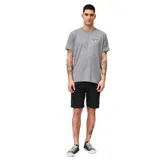 Remera gris con estampado en el pecho con la palabra "RIVER".