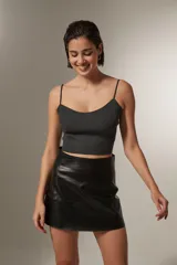Musculosa gris de bretel fino, con lurex y cuello cuadrado.