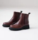 Botas Chelsea de cuero vacuno negro con elásticos laterales, cierre interno y suela de goma artesanal.