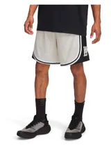 Short deportivo Under Armour Coouide Court de malla color blanco hueso con ribete negro y logo bordado en la pierna.