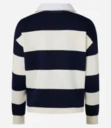 Suéter slim con cuello polo, manga larga y rayas horizontales en tonos crema y azul marino. Presenta lettering "NYC" bordado en el pecho y está confeccionado en algodón con forro fleece.