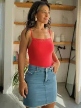Minifalda de jean azul con bolsillos traseros y ruedo desflecado.