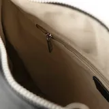 Bandolera negra de símil cuero graneado con correa regulable y herrajes plateados. Tiene acceso con cierre, tres bolsillos externos con cierre y dos bolsillos internos (uno con cierre y otro abierto). El interior es de tela de algodón y poliéster.