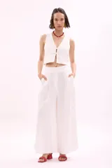 Pantalón blanco de lino de corte palazzo.