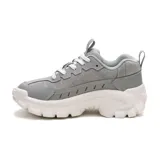 Zapatillas Caterpillar modelo Intruder Lite, color gris con detalles en blanco. Confeccionadas en gamuza y cuero sintético, con suela de goma gruesa y cordones blancos.