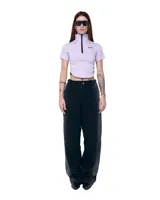 Pantalón unisex de denim 100% algodón con lavado Gradient Black. Tiro medio, calce wide/relajado, pierna amplia y caída larga. Cintura con elásticos laterales, costuras curvas y bolsillos delanteros y traseros curvos.