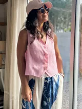 Chaleco rosa de lino con botones al frente y corte clásico. Sin mangas.