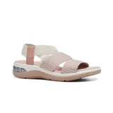 Sandalias con plataforma color rosa, con tiras cruzadas de tela con textura y ajuste elástico en el talón.