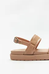 Sandalia color verde militar con plataforma chunky de goma liviana, tiras de material sintético ajustables y hebilla metálica.