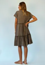 Vestido corto de algodón color naranja, con corte evasé y volados en el ruedo.